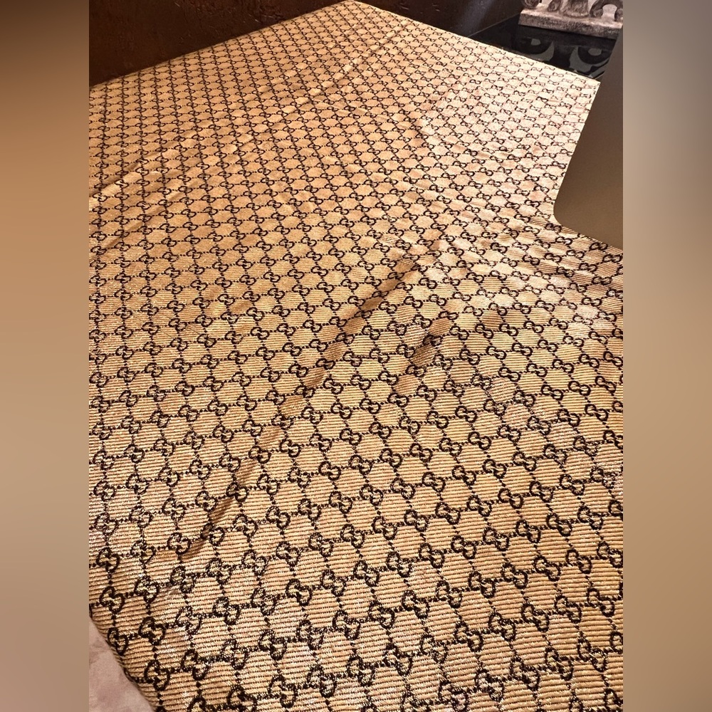 Brand new, authentic New Gucci Silk shawl/scarf - Picture 6 of 11